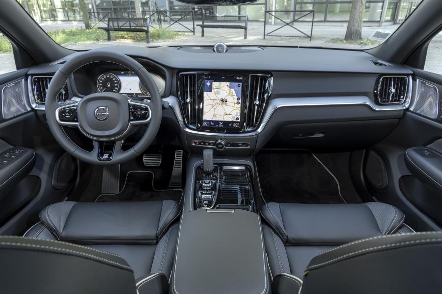 Торпедо Volvo S60 T8 R-Design 2018 года  (WW) (фото 20 из 40)